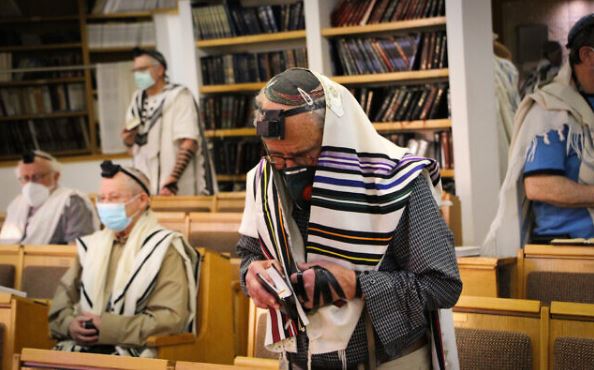 Riaprono le sinagoghe: i fedeli tornano dopo 2 mesi