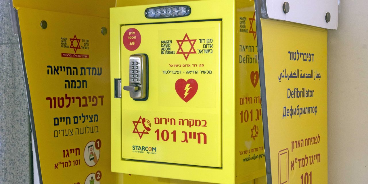 Israele: vecchie cabine diventano salvavita con defibrillatore