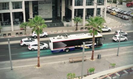 Tel Aviv lancia un progetto pilota per ricaricare i bus su strada