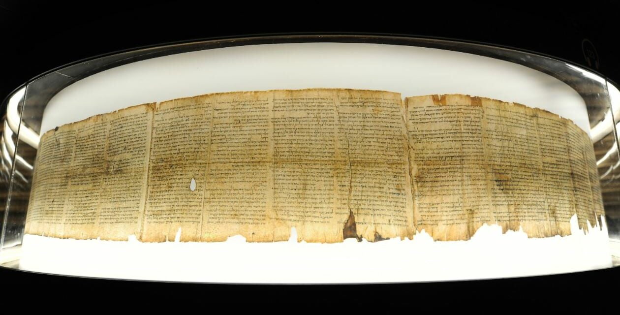 L’Intelligenza Artificiale analizza i Rotoli del Mar Morto