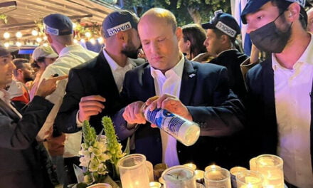 Bennett in visita alla riapertura del bar di Tel Aviv