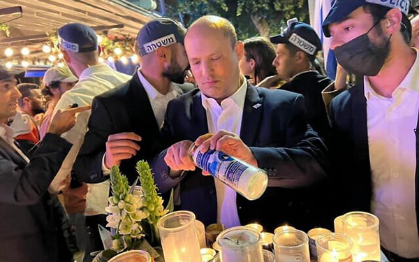 Bennett in visita alla riapertura del bar di Tel Aviv